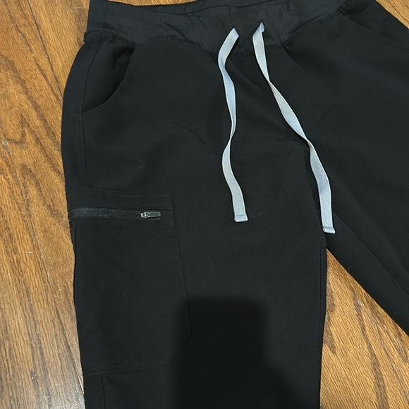 FIGS. Cargo scrub pants. Black.  Med. - Picture 2 of 6